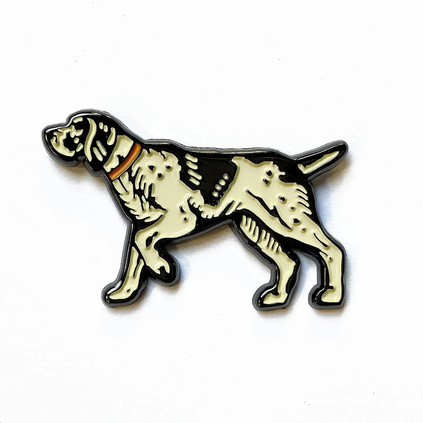 Black and white pointer dog enamel pin with orange collar—cute accessory, perfect gift for dog lovers and pet owners.